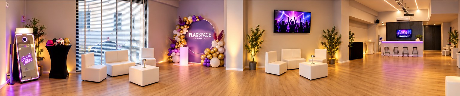 La sala FlacSpace di Benevento: photobooth, salottini bianchi, arco di palloncini con il fondale FLACSPACE, maxi schermo e banco bar