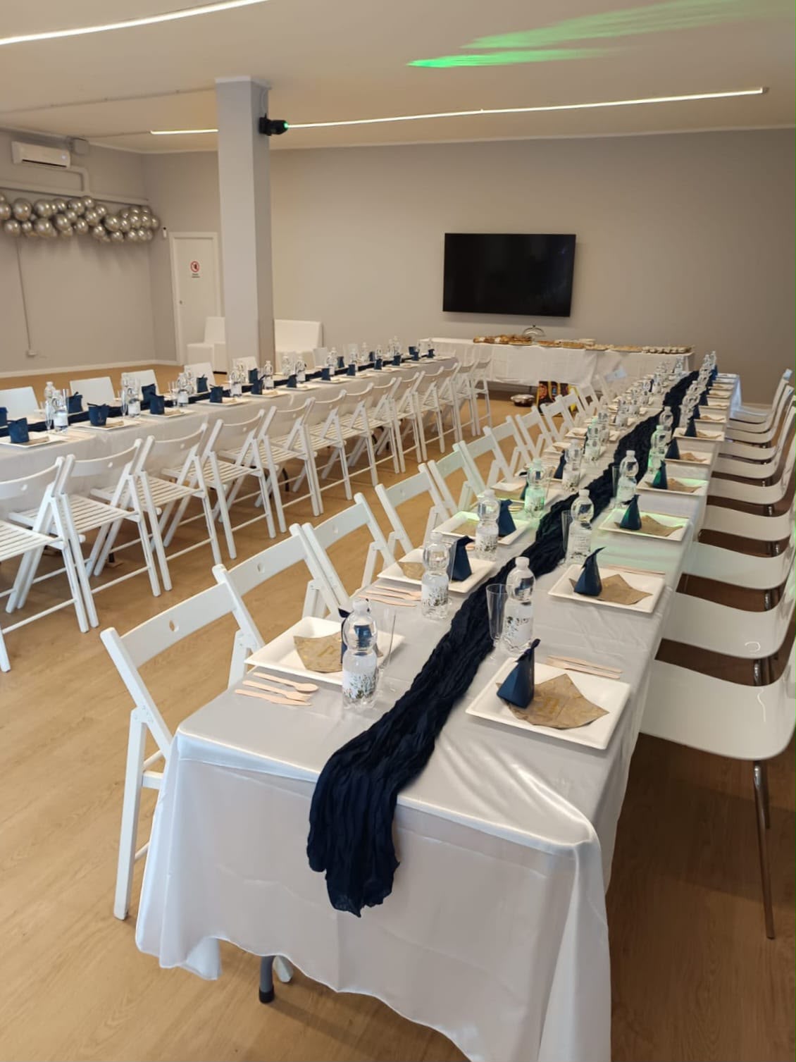 La stessa sala FLACspace configurata a banchetto per una cena